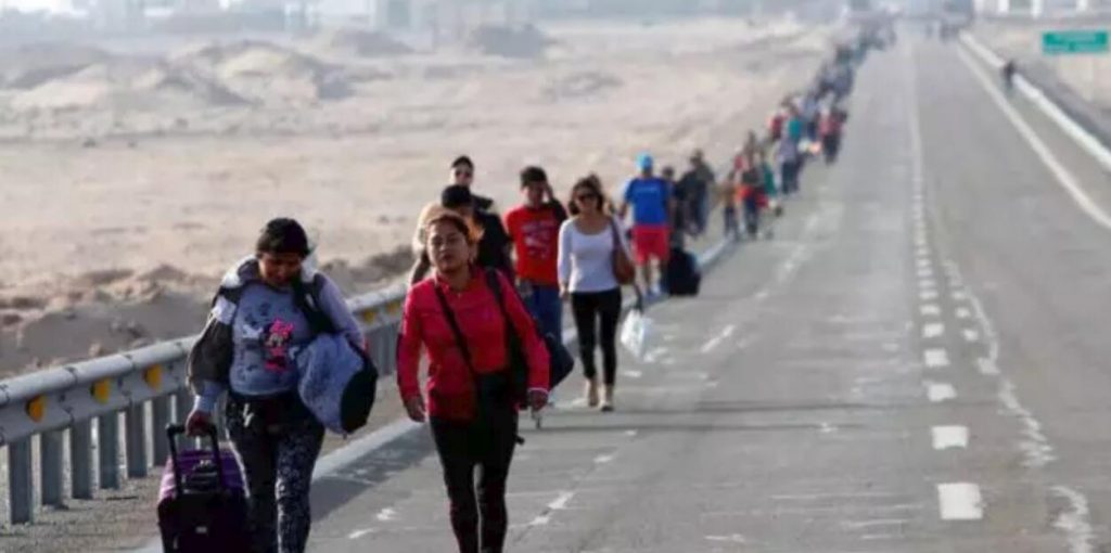数百名委内瑞拉移民在智利边境要求入境 并高呼“我们要避难”