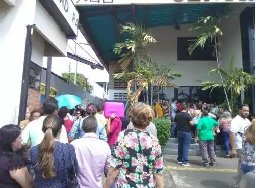 委内瑞拉人涌向智利驻马拉开波领事馆要求颁发移民签证