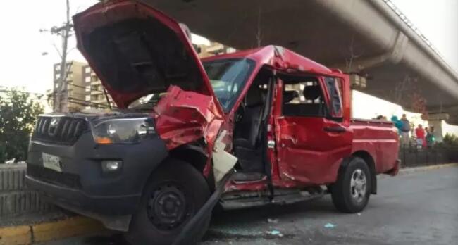 La Florida一辆卡车闯红灯发生车祸，造成15人受伤