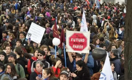 智利教师和政府在罢工五周之后恢复对话