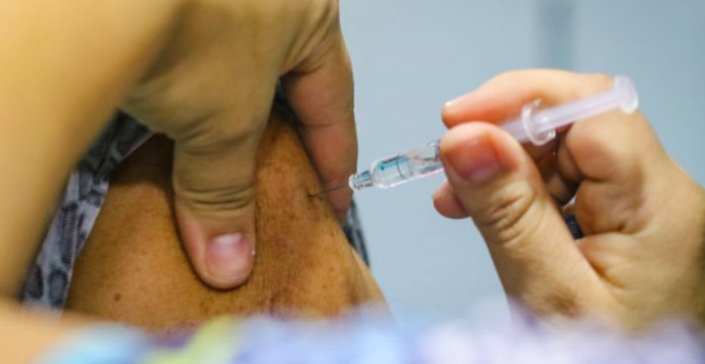 家长起诉护士在学校给学生注射疫苗时重复使用针头