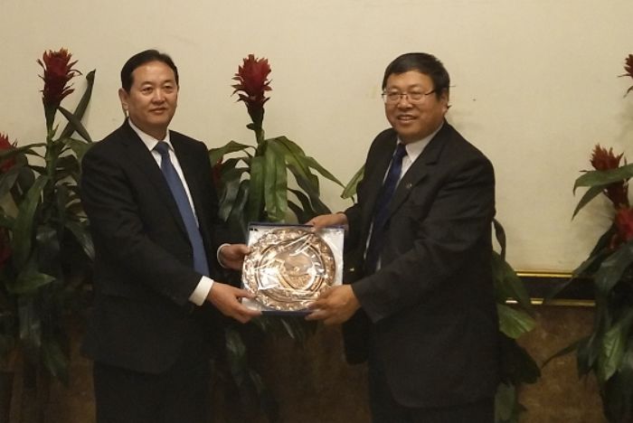 中国侨联副主席 河北省侨联主席包东率团访问智利