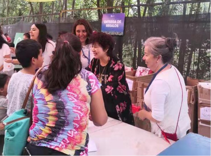 圣地亚哥市政府与智利华侨华人妇女联华合会联合举办“中国爱心妈妈日”的活动