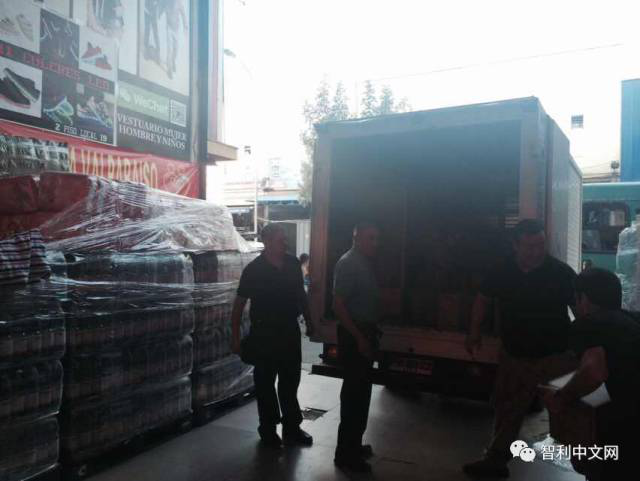 Comunidad chinos : Donando suministros a las personas en la zona de desastre de Valparaíso