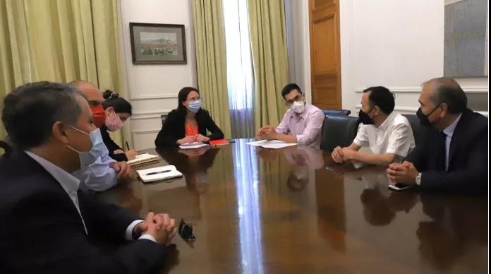 La alcaldesa de Santiago, Iraci Hassler, se reunió con el presidente de la asociación Luis Xu