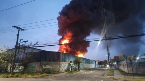 首都一华商仓库区发生特大火灾 10家进口商的仓库烧为灰烬