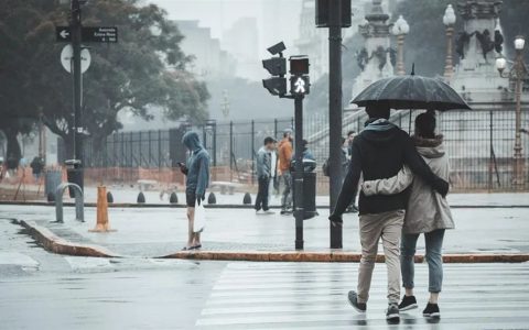 智利圣地亚哥迎来降雨