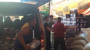 El segundo día de las actividades de ayuda humanitaria de los comerciantes chinos en las terribles inundaciones más graves de la historia de Chile.