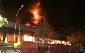 Los comerciantes chinos en Chile sufrieron el incendio más grave y los bienes con un valor de decenas de millones de dólares fueron quemados.