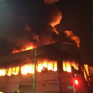 Los comerciantes chinos en Chile sufrieron el incendio más grave y los bienes con un valor de decenas de millones de dólares fueron quemados.