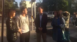 El embajador de China en Chile, Li Baorong, se desplazó personalmente al lugar del incendio para preocuparse por la situación de las donaciones de los compatriotas chinos.