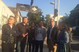 El embajador de China en Chile, Li Baorong, se desplazó personalmente al lugar del incendio para preocuparse por la situación de las donaciones de los compatriotas chinos.