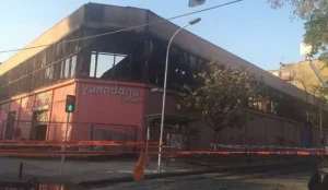 El embajador de China en Chile, Li Baorong, se desplazó personalmente al lugar del incendio para preocuparse por la situación de las donaciones de los compatriotas chinos.