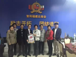 Wang Yajun, vicepresidente de la Asociación de Líderes de la Colonia China y presidente de la Federación de Compatriotas de Fujian de China, visitó la Cámara General de Comercio de Fujian en Chile.