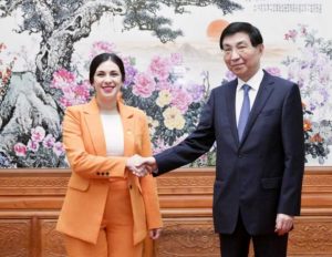 Wang Huning se reúne con la Presidenta de la Cámara de Diputados de Chile, Karol Cariola