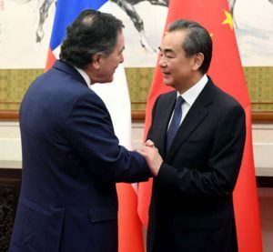Wang Yi se reúne con el Canciller chileno Ampuero