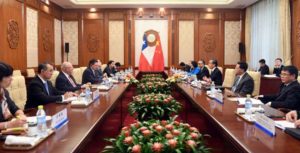 Wang Yi se reúne con el Canciller chileno Ampuero