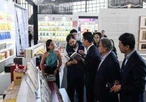 El Presidente de Chile, Gabriel Boric, visita la Exposición de Libros de China