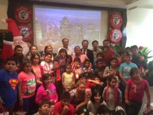 Empresarios Chinos en Chile Regalan Regalos de Navidad a Niños en Situación de Pobreza