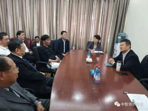La Embajada de China en Chile se reúne con representantes de la comunidad china para abordar el problema de seguridad en el área de la estación de trenes en Santiago