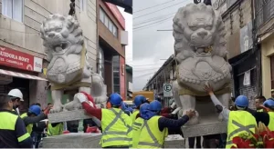 Un Par de "Leones de Piedra de Qingtian" se Instalan en el "Barrio Chino de Santiago"