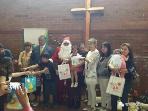 Mujeres Chinas en Chile Brindan Solidaridad a Niños Chilenos al Final del Año