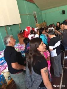 Mujeres Chinas en Chile Brindan Solidaridad a Niños Chilenos al Final del Año