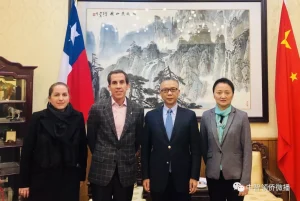 El embajador Xu Bu se reúne con el alcalde de Santiago, Alessandri, para tratar el proyecto “Barrio Chino” y la seguridad de la comunidad china