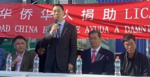 Embajador de China en Chile, Niu Qingbao, Asiste a la Ceremonia de Entrega de Donaciones para los Damnificados en LICANTEN