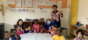 Asociación de Mujeres Chinas en Chile Lleva el Amor de las "Mamás Chinas" a los Niños de un Hogar Infantil