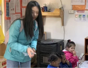 Asociación de Mujeres Chinas en Chile Lleva el Amor de las "Mamás Chinas" a los Niños de un Hogar Infantil