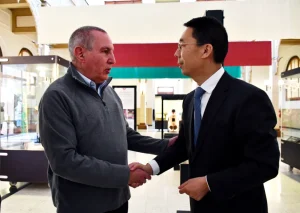 Embajador Niu Qingbao de China Visita la Exposición "El Viaje de Guan Gong: Historia de la Inmigración China"