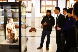 Embajador Niu Qingbao de China Visita la Exposición "El Viaje de Guan Gong: Historia de la Inmigración China"