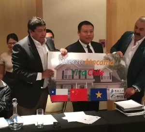 Un empresario chino dona 10 viviendas por un valor de 300,000 dólares a las áreas afectadas por el desastre en Chile