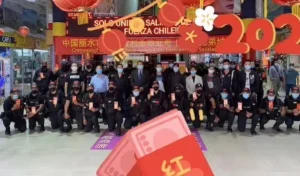 ¡Celebrando el Año Nuevo Chino! Representantes de Comerciantes Chinos en Santiago Entregan Sobres Rojos al Equipo de Seguridad