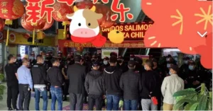 ¡Celebrando el Año Nuevo Chino! Representantes de Comerciantes Chinos en Santiago Entregan Sobres Rojos al Equipo de Seguridad