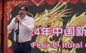 Decenas de miles asisten a la Feria Cultural de Año Nuevo del Dragón en Santiago