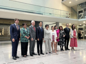 El Embajador Niu Qingbao asiste a la inauguración de la exposición retrospectiva del centenario de José Venturelli