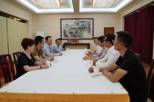 驻智利使馆举行春节包发放仪式并同侨界代表座谈