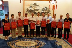 驻智利使馆举行春节包发放仪式并同侨界代表座谈